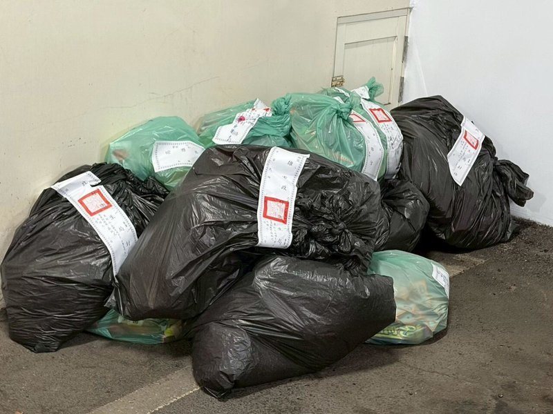 高市衛生局在翁園夜市查獲來路不明的違規食品53.8公斤，現場先打包封存，後續將進行銷毀。圖／高市衛生局提供