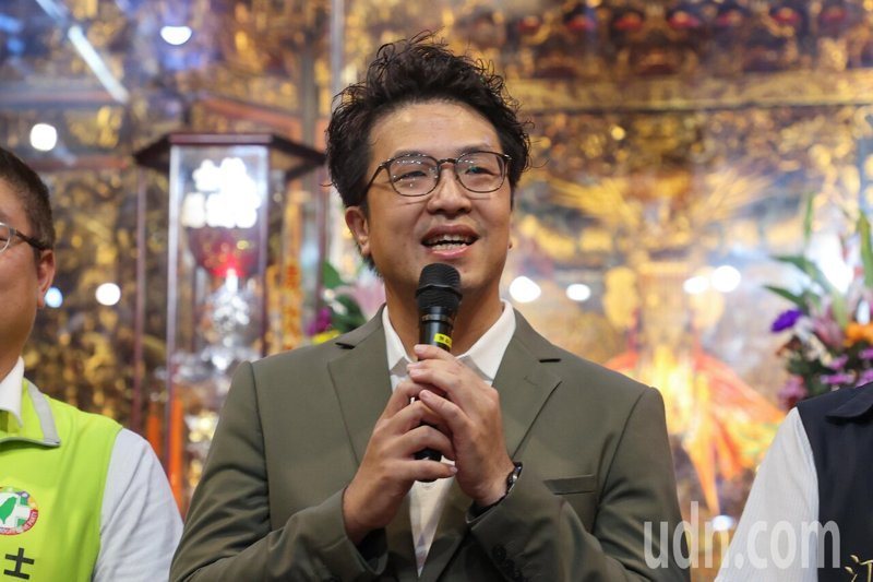 民進黨台北市長參選人沈伯洋上午到台北士林慈諴宮參香。記者林伯東／攝影