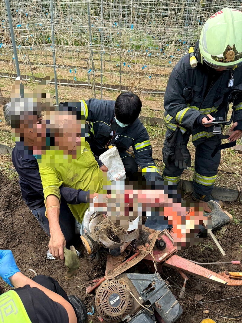 鄭男腳被鏟裝機夾困。記者黃子騰/翻攝
