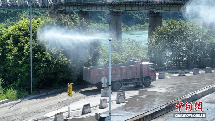 水富港喷淋系统工作现场。刘思辰 摄