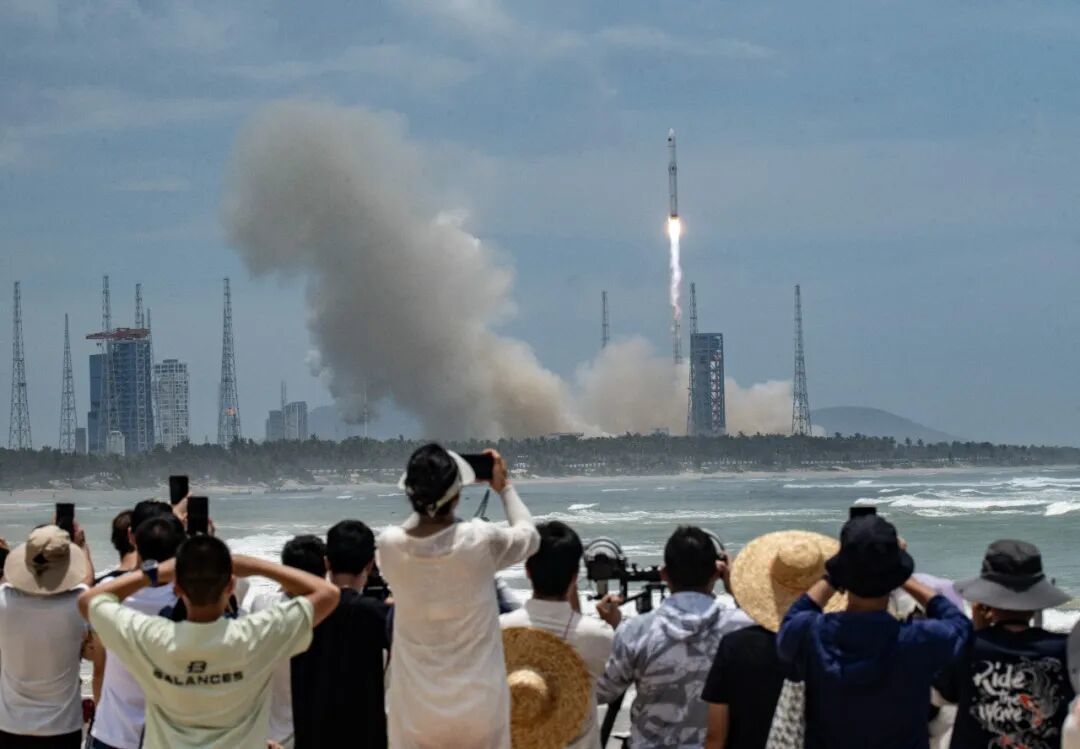 7月10日,人们在海南商业航天发射场观看长征十号乙运载火箭发射/新华社发(蒙钟德摄)