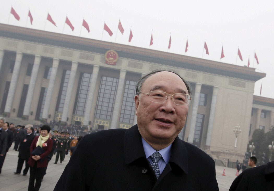 2016年，时任重庆市市长黄奇帆在北京。在接受调查之前，作为一名退休官员，他有超乎寻常的公众知名度，经常发表演讲并撰写书籍。