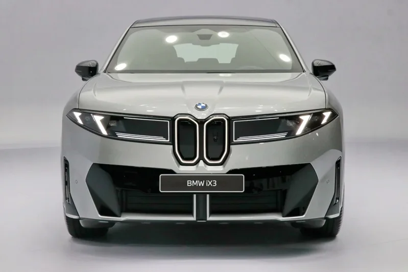 BMW iX3 即將於 10 月正式在台上市,總代理汎德日前搶先舉辦媒體預賞。 記者陳威任/攝影