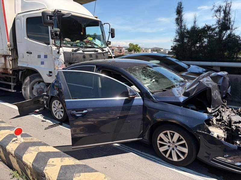 台中龍井今發生一輛大貨車下匝道疑煞車系統故障，追撞三輛轎車、一輛聯結貨車，6人受傷送醫。圖／台中市消防局提供
