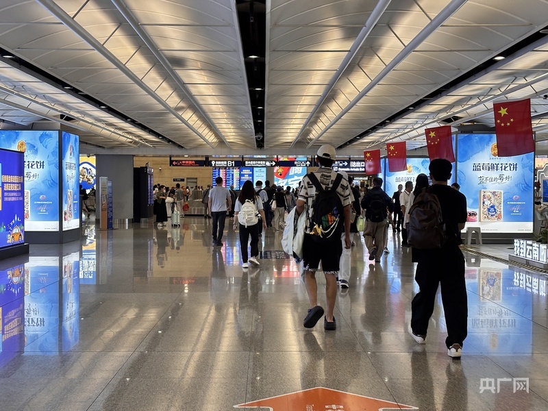 昆明:长水国际机场迎出行高峰