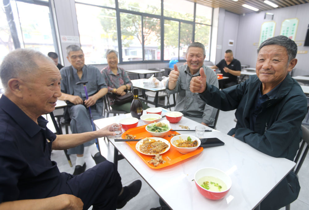9月2日,老人们在江苏省连云港市连云区墟沟街道西园社区便民食堂用餐。 新华社发(王春 摄)