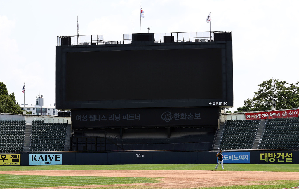 8月4日，韩国首尔，韩国职业棒球联赛（KBO）NC恐龙队对阵斗山熊队的比赛因酷暑取消。视觉中国 图