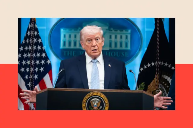 唐纳德·特朗普(Donald Trump)身穿深蓝色西装、淡蓝色领带,站在讲台后方。