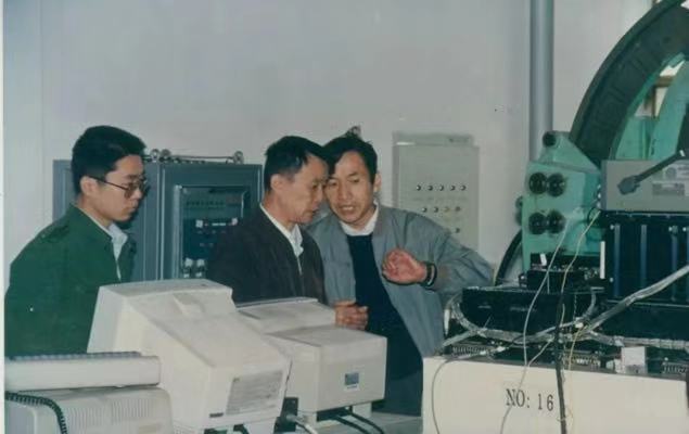 20世纪60年代,贲德进入当时全国唯一的雷达研究所,从事雷达研究。这是贲德(中)和其他科研人员一起研制机载脉冲多普勒火控雷达。