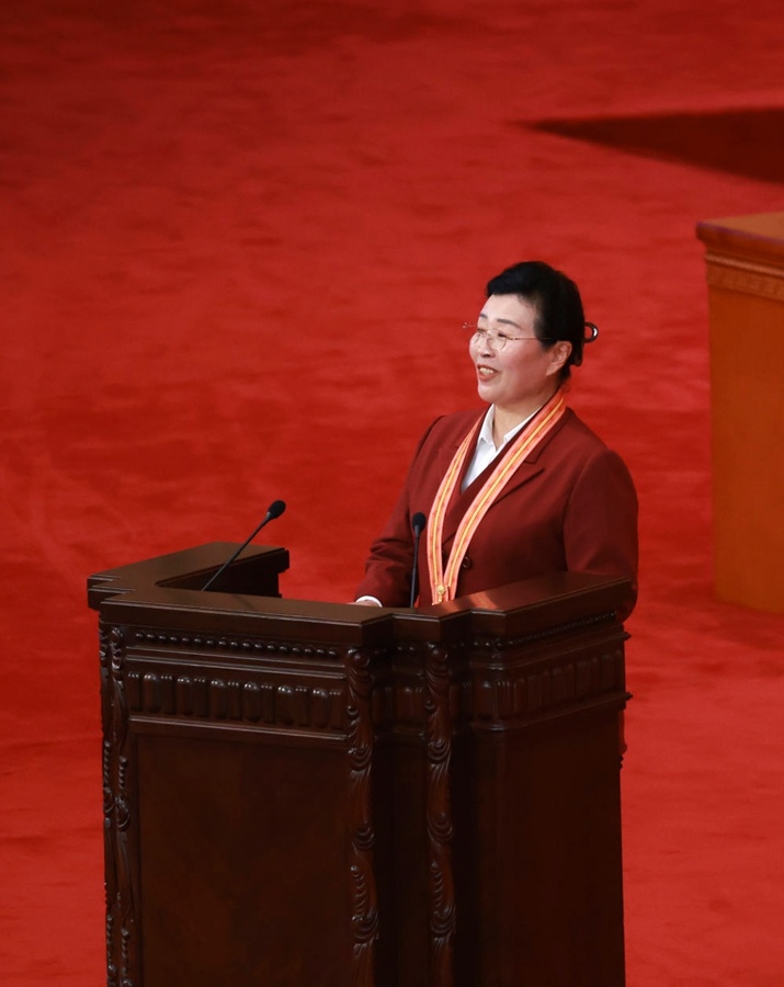 2026年7月1日上午，庆祝中国共产党成立105周年大会在北京人民大会堂隆重举行。这是“七一勋章”获得者代表、吉林省长春市宽城区长山花园社区党委第一书记吴亚琴在会上发言。新华社记者 丁林 摄