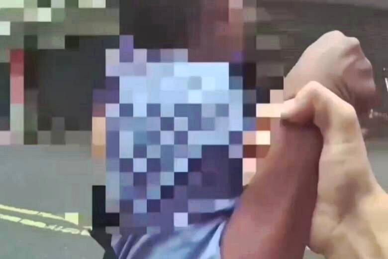 咆哮女子一度想要揮拳擊警,揮起的手卻被員警牢牢抓住,最後遭壓制上銬。圖/警方提供