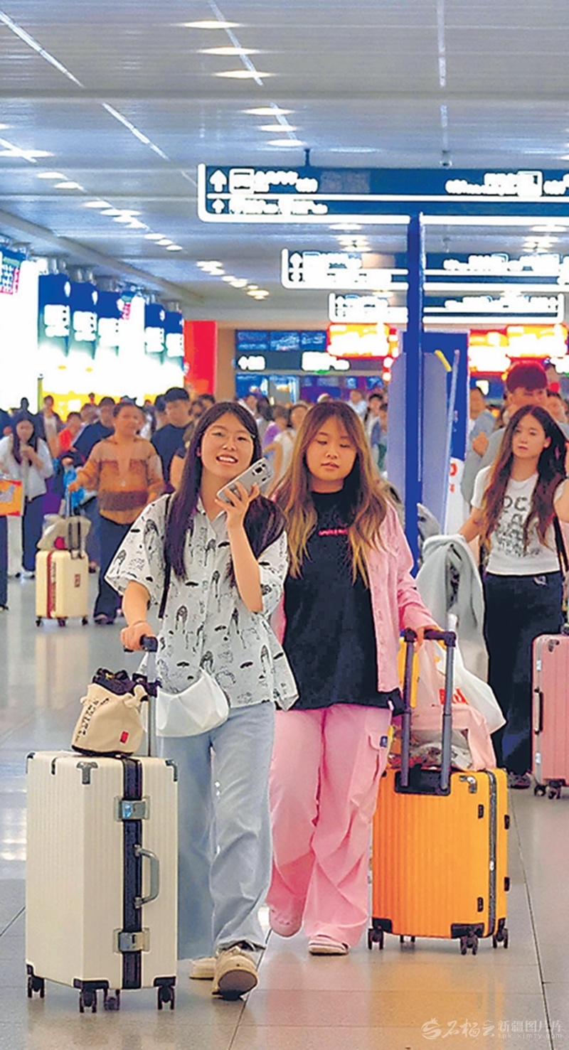 7月5日，旅客乘坐Z379次重庆至乌鲁木齐列车抵达乌鲁木齐站，开启大美新疆之旅。杨珂摄