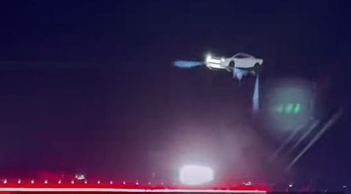 会“飞”的特斯拉来了!垂直爬墙、倒挂悬停、空中翻滚……马斯克宣布将在2028年生产;中国官网开放预订,意向金33.2万元