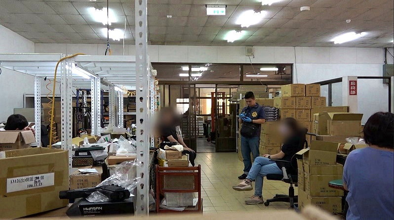 知名老牌玩具商「樺山玩具」范姓負責人，涉嫌製造、販售「模擬槍」，以及用簡易工具修整，即可裝填火藥擊發霰彈的槍管，被依違反槍砲彈藥刀械管制條例起訴。記者邱瑞杰／翻攝