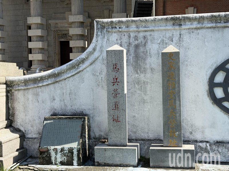 台中市長盧秀燕今天偕同國民黨前副主席連勝文到台南力挺謝龍介，第一站到連家故居「馬兵營舊址」，並贈送台灣通史給謝龍介。記者吳淑玲／攝影
