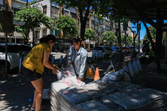 台北民众准备沙包
