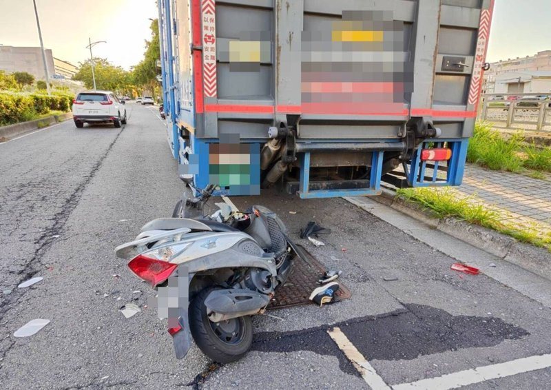 台中市大雅區中科路今天傍晚發生死亡車禍,機車追撞大貨車,騎士死亡。圖/警方提供