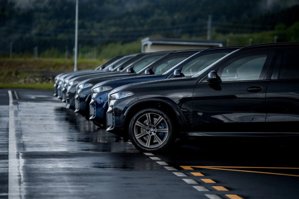 BMW裝甲車強悍性能實測 7系列與X5頂級防護無懼爆裂物威脅!