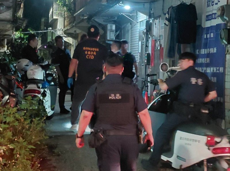 台北市士林區今天晚上發生刀傷案，轄區警方趕抵封鎖現場。記者翁至成／翻攝
