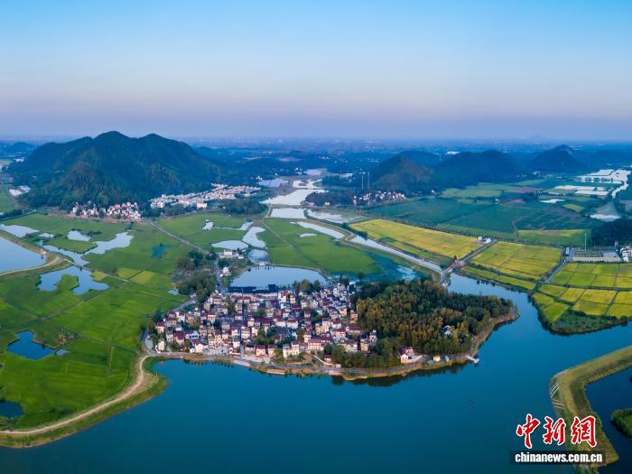 清晨的峨桥镇响水涧村。(资料图)(弋江区供图)