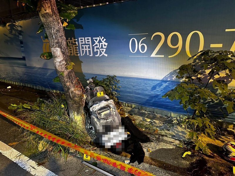 17歲劉姓男子載著17歲王姓女友不明原因於安平區安北路和州平一街交叉路口自撞路樹，兩人傷重雙雙不治。圖／民眾提供