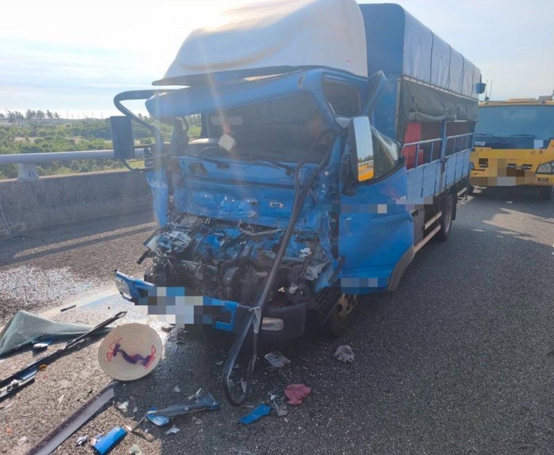 國1仁德服務區前小貨車追撞聯結車,小司機送醫不治,記者謝進盛/翻攝