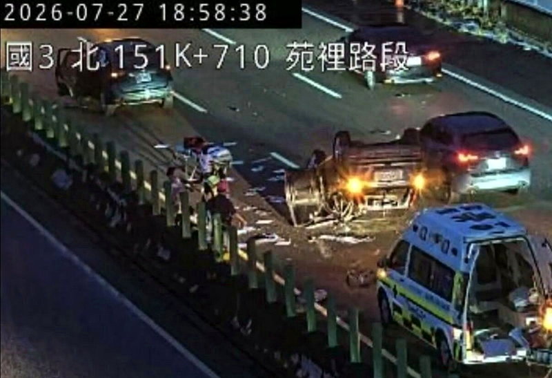 國道3號苗栗縣苑裡鎮路段南向內側車道，今天晚間發生3車事故，1輛轎車4腳朝天翻覆，1輛小貨車側翻，3人手部受傷，圖／取自國道1968