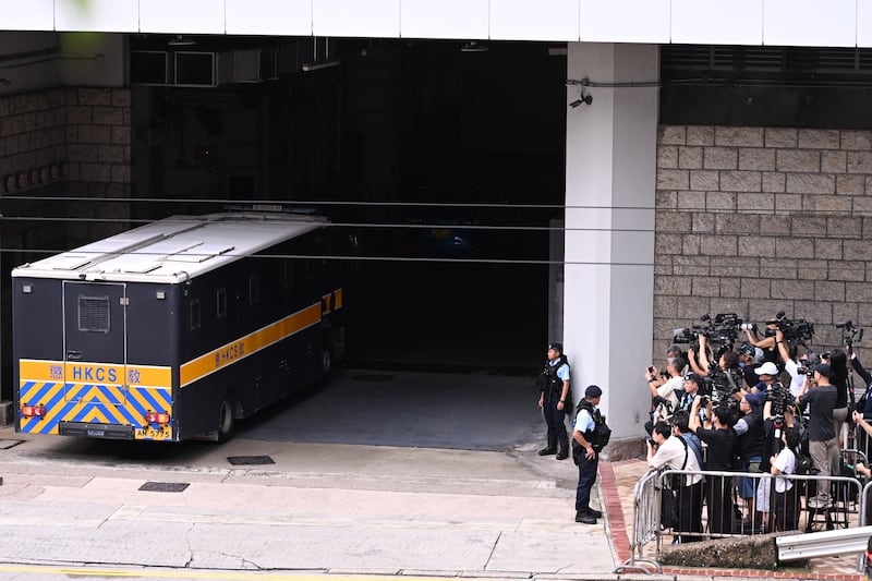 2026年9月2日，一輛據稱載有香港民主活動人士黃之鋒的囚車（左）抵達香港高等法院。這位香港知名民主活動人士預計將於9月2日在該法院就其涉嫌勾結外國勢力的國家安全罪名認罪。