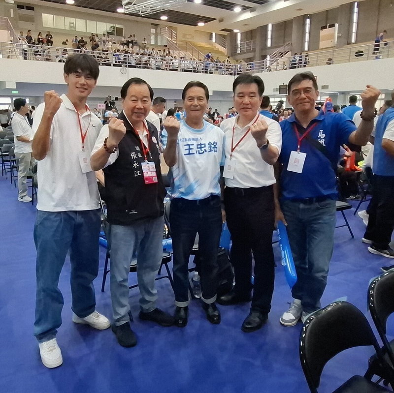 國民黨今天在台北市立成功高中體育館開第22屆第二次全國代表大會，縣長王忠銘（中）偕同連江縣議會議長張永江（左二）、副縣長陳冠人（右二）與會，展現團結向心力。圖／國民黨連江縣黨部提供