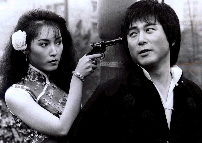 于珊(左)在華視連續劇「長江一條龍」中飾演日本的情報員,持槍威脅康凱( 右)。圖/聯合報系資料照