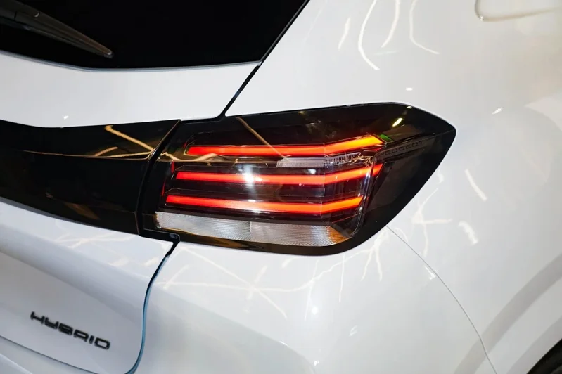 車頭兩側配置經典的獅王三爪式 LED 日間行車燈與銳利 LED 頭燈組,車尾則透過高光澤黑色飾板串聯橫向獅爪印象 LED 尾燈。 記者趙駿宏/攝影