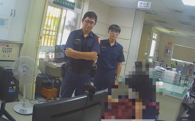 65歲蕭姓婦人當高齡車手，被警方盤查時說詞反覆，還稱自己是詐騙被害人，警方調查發現，原來是高齡車手。圖／警方提供