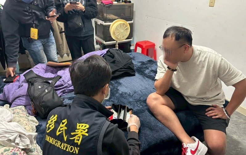 移民署新北市專勤隊聯合調查局、新北市刑大、北市與台中警方在新北地檢署檢察官指揮下,破獲以台灣人為首的跨國人口販運及性剝削集團,逮捕 18 名犯嫌並成功救援 9 名遭控制從事性交易的緬甸籍女子。圖/移民署新北市專勤隊提供