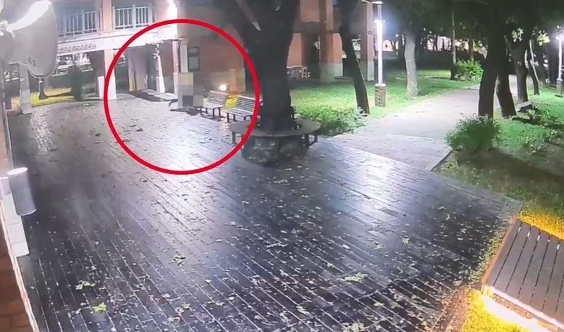 高雄市18歲李姓男學生颱風天陳屍客家文物館長椅上今早被人發現，身旁還留有喝了幾口的「氣泡酒瓶」。記者石秀華／翻攝