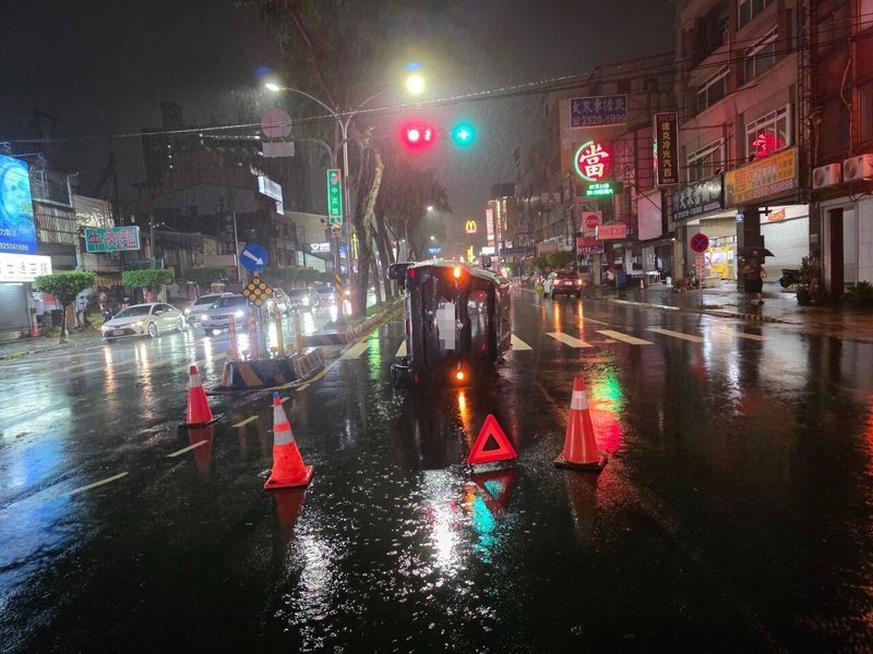50歲陳男子今晚駕車行經豐原區中正路與成功路口時,疑似因視線不良,自撞路口「庇護島」,導致整輛自小客車當場當街側翻。圖/豐原分局提供