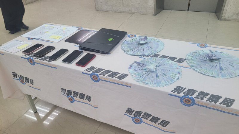 詐騙集團上網假冒聯電創辦人曹興誠招募投資股票，向26人騙走2.7億元，刑事局查獲項姓男子、地政士黃姓男子等20人。記者李奕昕／攝影