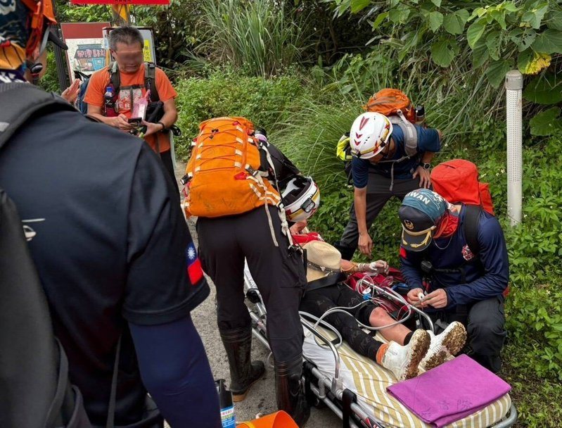 東北角貢寮區卯澳地區的登山步道，今天近午有4人遭蜂螫傷，其中1名婦人無力行走。消防人員到場救護，護送4人下山後送醫治療。記者邱瑞杰／翻攝