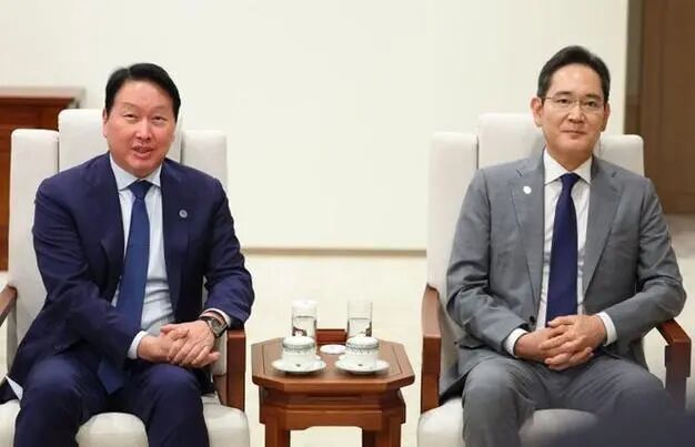 SK海力士会长崔泰源(左)与三星电子会长李在镕(右),这两家韩国企业占据全球70%以上的DRAM市场