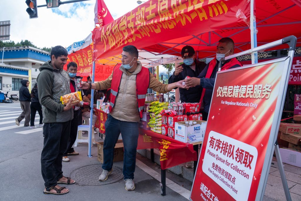 9月3日，在尼籍边民服务点，尼籍边民免费领取物资。新华社记者 旦增尼玛曲珠 摄