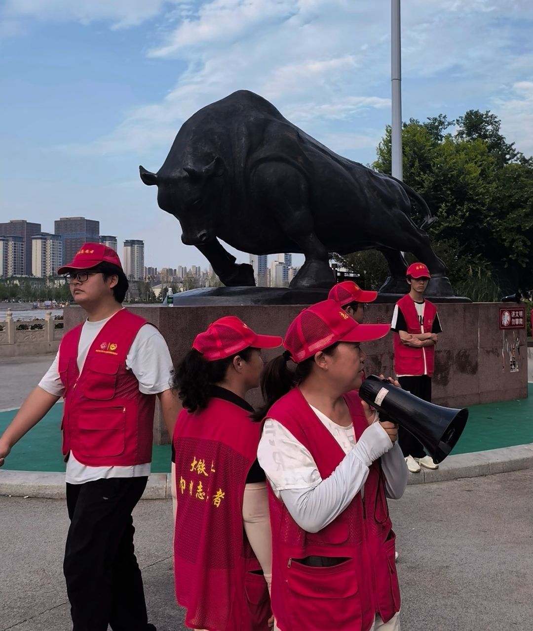 △志愿者在中州路桥附近维持秩序。