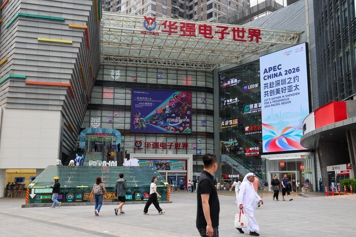 在有着“中国电子第一街”之称的深圳华强北街道，室外大屏幕上播放着APEC中国年海报（4月23日摄）。新华社记者梁旭摄