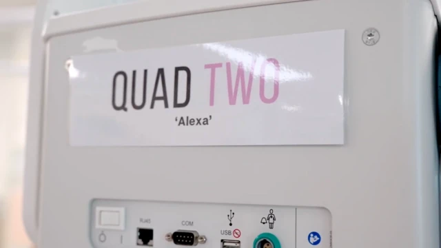 贴有护贝标示牌的新生儿保温箱侧面；标示牌上写着“四胞胎二号‘Alexa’”。

