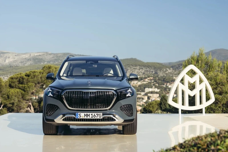 全新Mercedes-Maybach GLS換上發光式Maybach專屬水箱護罩，中央MAYBACH字樣首度具備照明效果。 圖／Mercedes-Benz