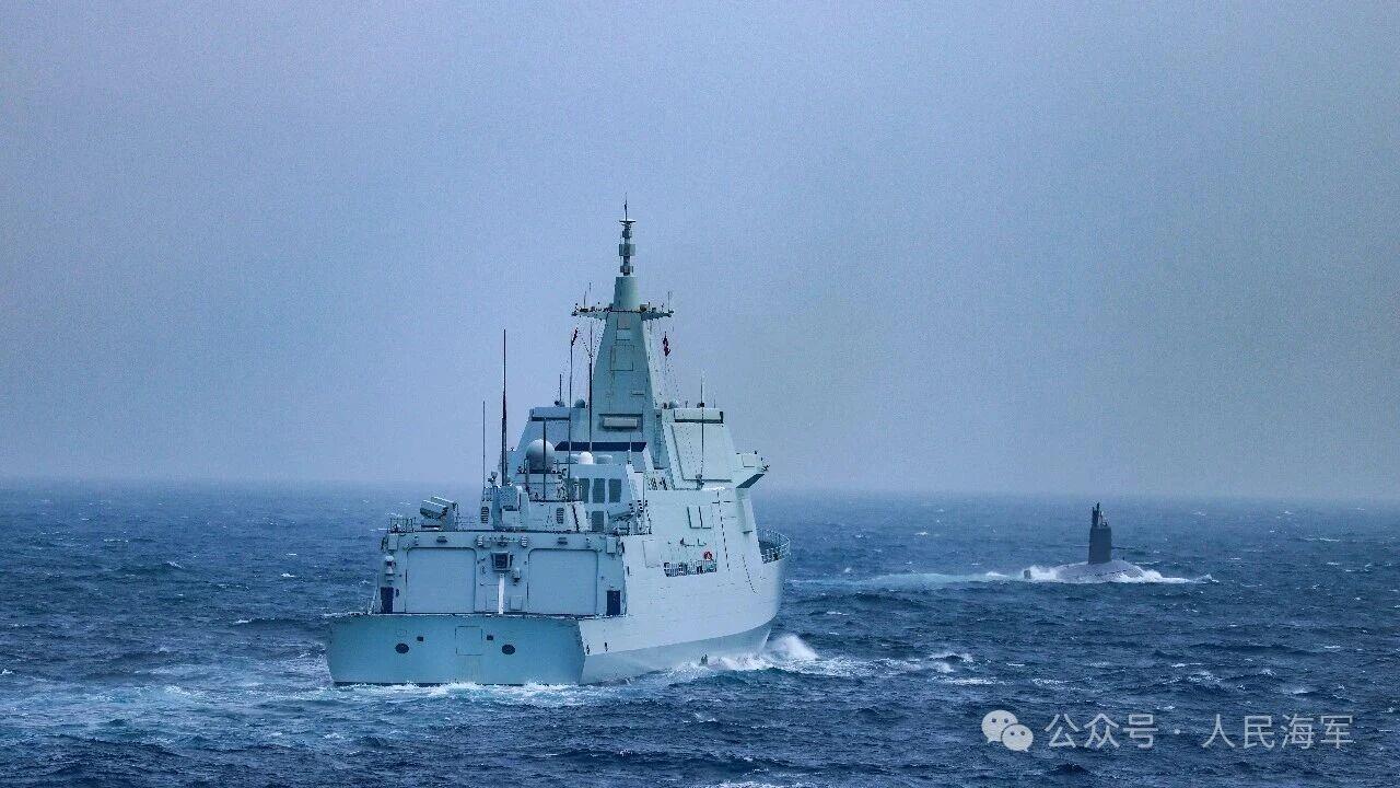 ▲中俄双方舰艇编队航行 李凤祥 摄