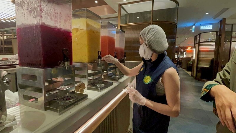有「全台最難訂位Buffet」的高雄漢神百貨「島語」自助餐疑爆發食物中毒,衛生局派員到餐廳稽查。圖/高雄市衛生局提供