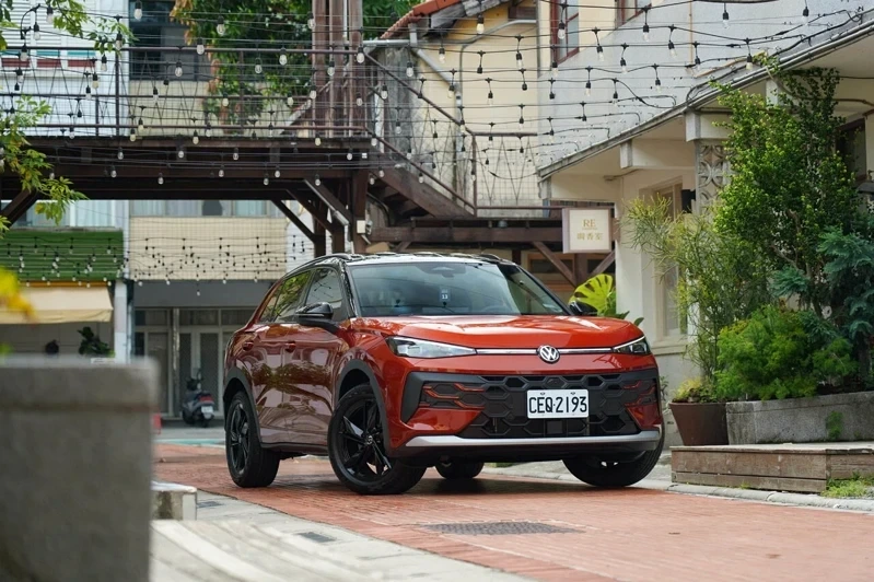 Style Design 極夜曜影版採用專屬赤焰紅車色,搭配 18 吋 Torino 炫黑輪圈顯現霸氣。 記者趙駿宏/攝影
