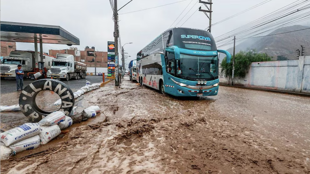 暴雨引发泥石流和山体滑坡,导致秘鲁跨省公路运输全面受阻。(图源:Infobae)