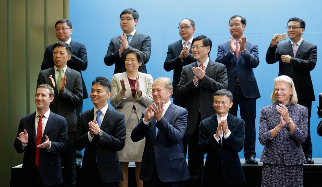 2015年习近平访美期间，Facebook的马克·扎克伯格等美国企业高管以及马云等中国公司高管为他鼓掌。