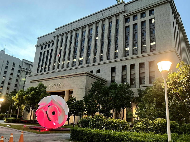 桃園女女同性戀因故爭吵,護花男子趴引擎蓋阻止一方追車,卻摔落地上久久不起,意外遭來車輾斃,桃園地院國民法官法庭審結,將白牌車彭姓女駕駛依傷害致人於死罪判處徒刑7年4月,本案可上訴。記者陳恩惠/攝影