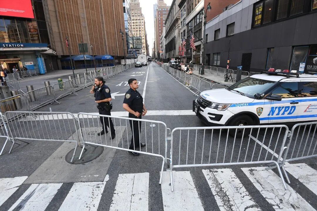 场馆附近路段受到管控,纽约警察局警员在维持秩序/图源:视觉中国